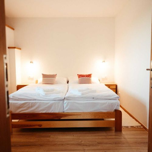 Apartman se sprchou s privátní koupelnou mimo apartmán pro 4 os. se 2 ložnicemi (s možností přistýlky)