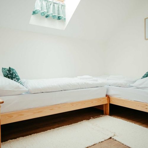 Apartman se sprchou s privátní koupelnou mimo apartmán pro 4 os. s 1 ložnicí