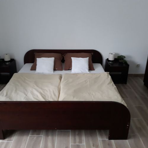 Apartament la parter cu vedere spre grădină cu 2 camere pentru 6 pers. (se poate solicita pat suplimentar)