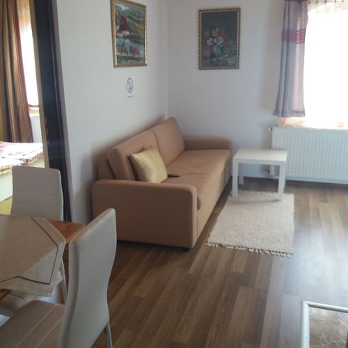 Apartman pro 3 os. s 1 ložnicí s výhledem do dvora na poschodí