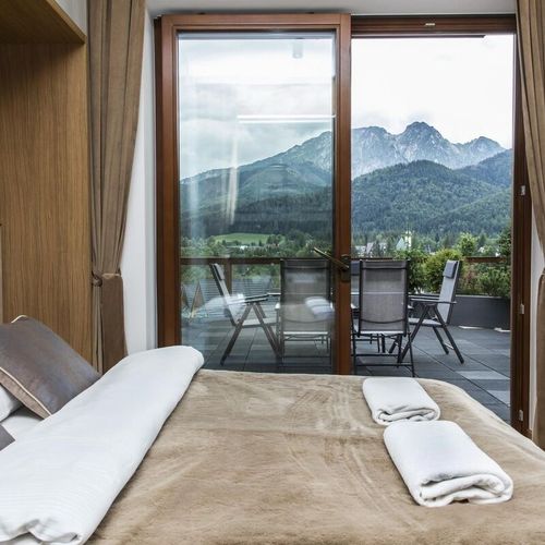 Apartament 6-osobowy z tarasem z widokiem na góry z 3 pomieszczeniami sypialnianymi