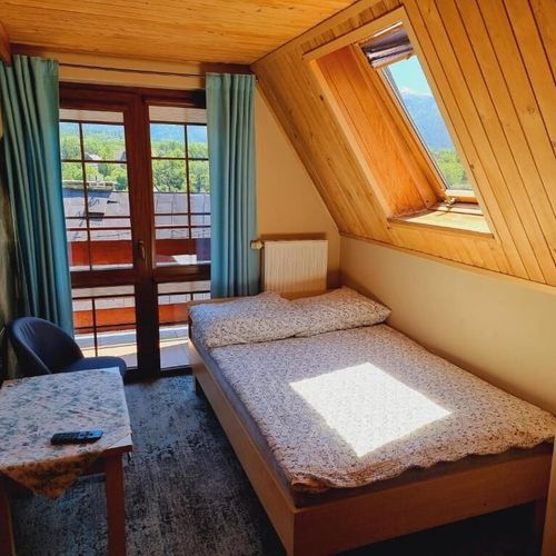 Camera dubla cu balcon cu vedere spre munte