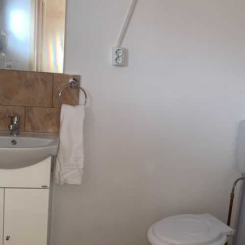 Cabană cu terasă cu vedere spre munte pentru 2 pers. (se inchirieaza doar integral) (se poate solicita pat suplimentar)
