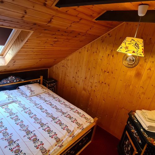 Pokoj s koupelnou s manželskou postelí na poschodí