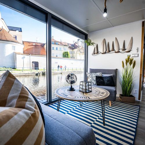 Apartman s terasou pro 4 os. se 2 ložnicemi s výhledem na řeku