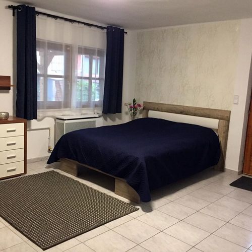 Apartman s klimatizací s manželskou postelí s 1 ložnicí na přízemí