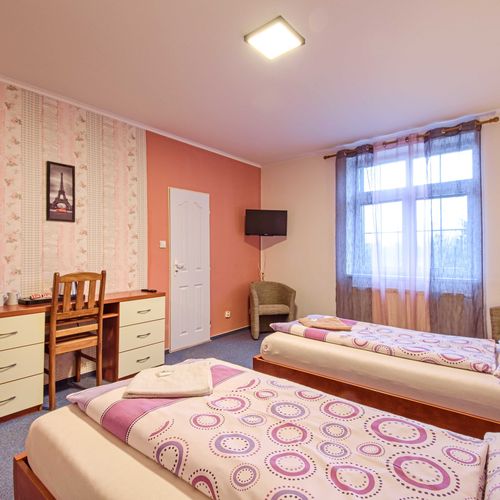 Camera twin cu duș