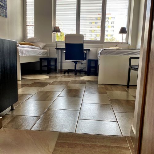 Camera twin la parter accesibil(ă) persoanelor cu dizabilități