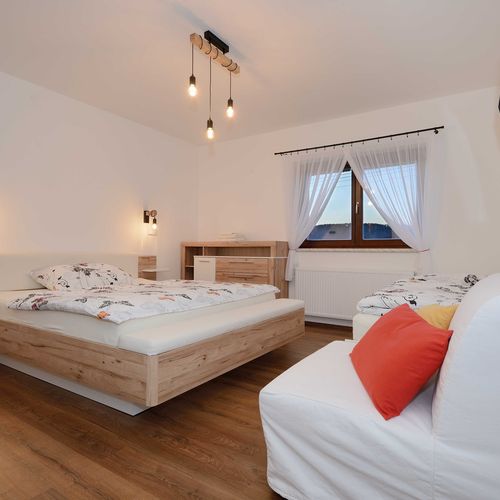 Apartament cu duș cu aer condiționat pentru 3 pers. (se poate solicita pat suplimentar)