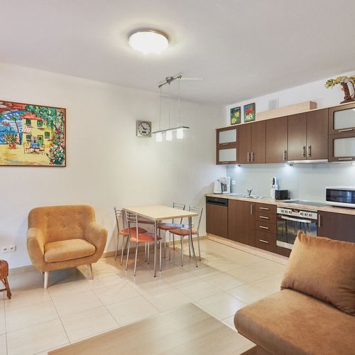 Apartament 4-osobowy na parterze z balkonem z 2 pomieszczeniami sypialnianymi
