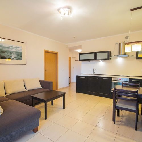 Apartament 4-osobowy na parterze z balkonem z 2 pomieszczeniami sypialnianymi