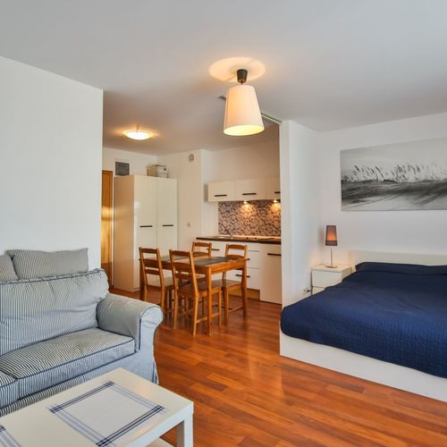 Apartament 4-osobowy na piętrze z balkonem z 1 pomieszczeniem sypialnianym