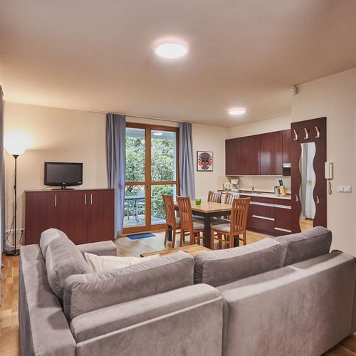 Apartament 4-osobowy na parterze z balkonem z 2 pomieszczeniami sypialnianymi