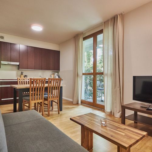 Apartament 4-osobowy na parterze z balkonem z 2 pomieszczeniami sypialnianymi