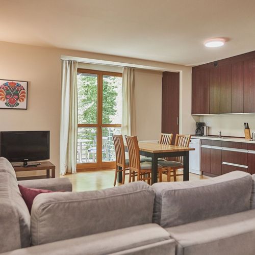 Apartament 4-osobowy na piętrze z balkonem z 2 pomieszczeniami sypialnianymi