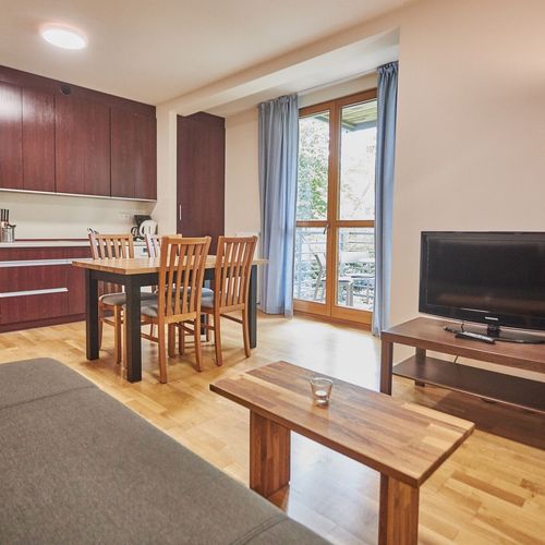 Apartament 4-osobowy na piętrze z balkonem z 2 pomieszczeniami sypialnianymi
