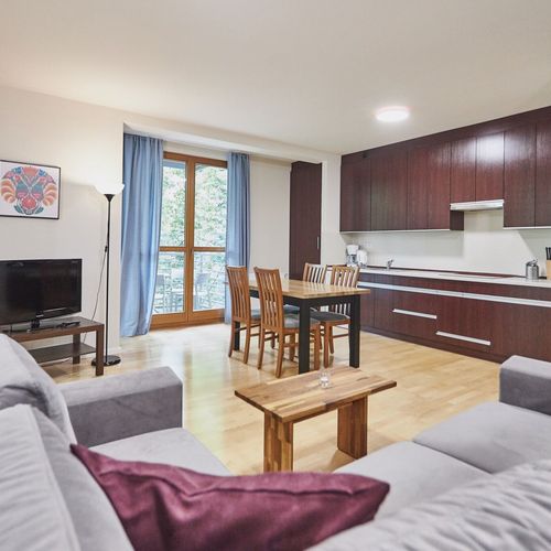 Apartament 4-osobowy na piętrze z balkonem z 2 pomieszczeniami sypialnianymi