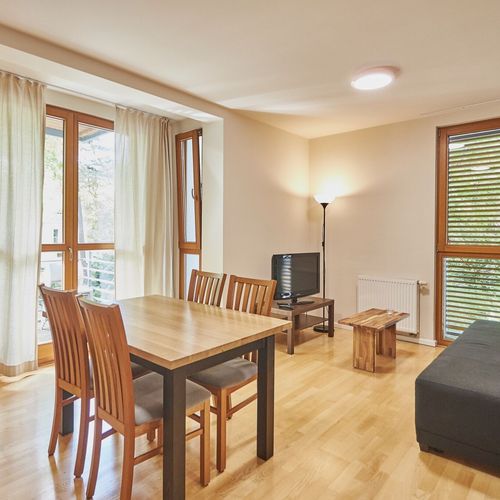 Apartament 4-osobowy na piętrze z balkonem z 2 pomieszczeniami sypialnianymi