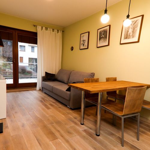 Apartament la parter cu terasă cu 2 camere pentru 4 pers.