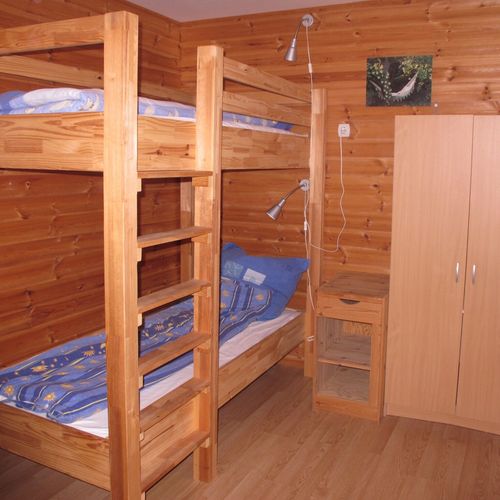 Cabană la parter cu baie comună pentru 4 pers. (se inchirieaza doar integral)