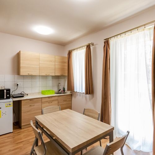 Apartament la etaj cu aer condiționat cu 2 camere pentru 4 pers. (se poate solicita pat suplimentar)