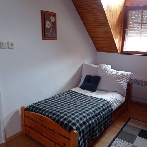 Apartament la mansardă cu 1 camera pentru 3 pers. (se poate solicita pat suplimentar)