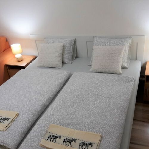 Apartament 6-osobowy z balkonem z wanną z 3 pomieszczeniami sypialnianymi (możliwa dostawka)