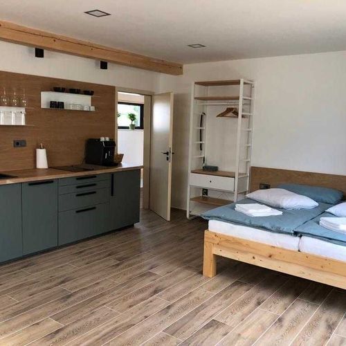 Apartman s terasou s vlastní kuchyňkou s manželskou postelí s 1 ložnicí (s možností přistýlky)