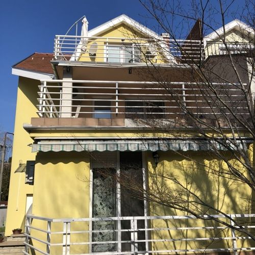 Apartament la etaj cu vedere spre curte cu 1 camera pentru 3 pers.