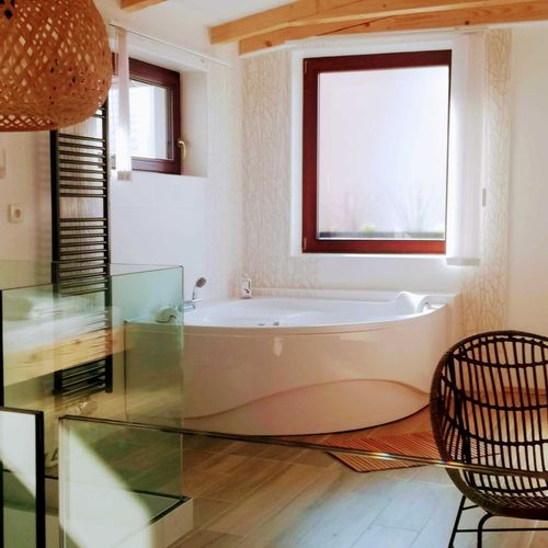 Romantik Apartman s vanou s manželskou postelí s 1 ložnicí (s možností přistýlky)