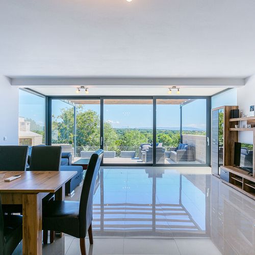 Apartament la parter lângă piscină cu 2 camere pentru 4 pers. (se poate solicita pat suplimentar)