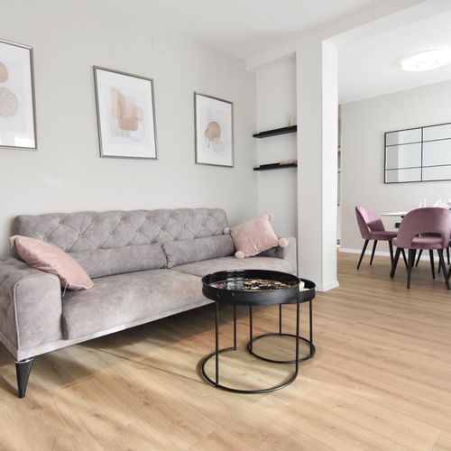Apartament la parter cu terasă cu 3 camere pentru 6 pers.