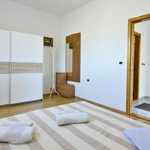 Apartament la parter cu terasă cu 3 camere pentru 5 pers.
