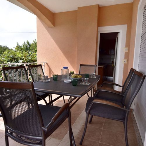 Apartament la etaj cu balcon cu 2 camere pentru 4 pers.