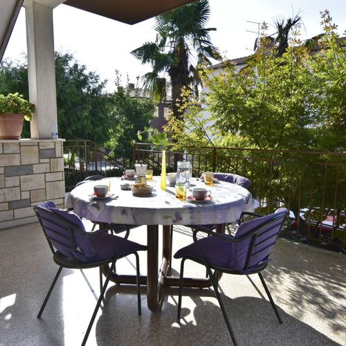 Apartament 6-osobowy na piętrze z tarasem z 2 pomieszczeniami sypialnianymi (możliwa dostawka)