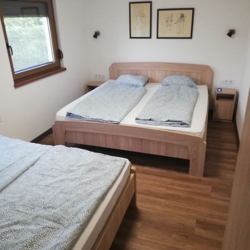 Casă de weekend familial(ă) cu vedere spre râu pentru 16 pers. (se inchirieaza doar integral) (se poate solicita pat suplimentar)