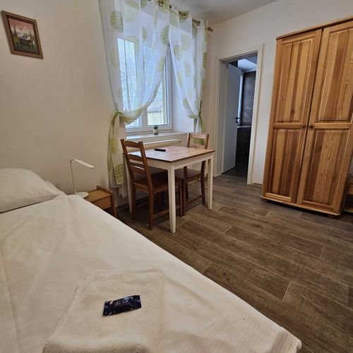 Camera twin economy cu chicinetă comună