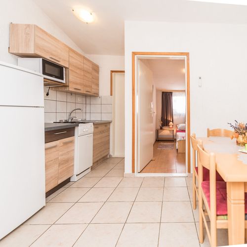 Apartament 4-osobowy z klimatyzacją z balkonem z 2 pomieszczeniami sypialnianymi A-19096-a