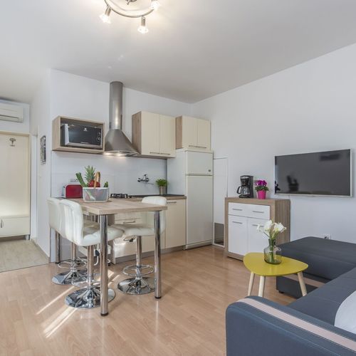 Apartman s terasou s manželskou postelí s 1 ložnicí na přízemí (s možností přistýlky)