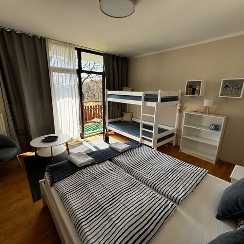 Pokoj s balkónem pro 4 os. s výhledem na jezero