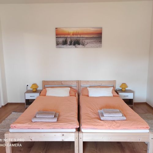 Apartament 2-osobowy na piętrze z balkonem z 1 pomieszczeniem sypialnianym (możliwa dostawka)