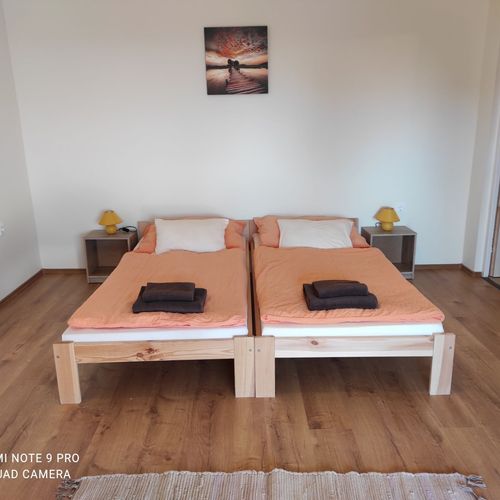 Apartament 2-osobowy na piętrze z balkonem z 1 pomieszczeniem sypialnianym (możliwa dostawka)