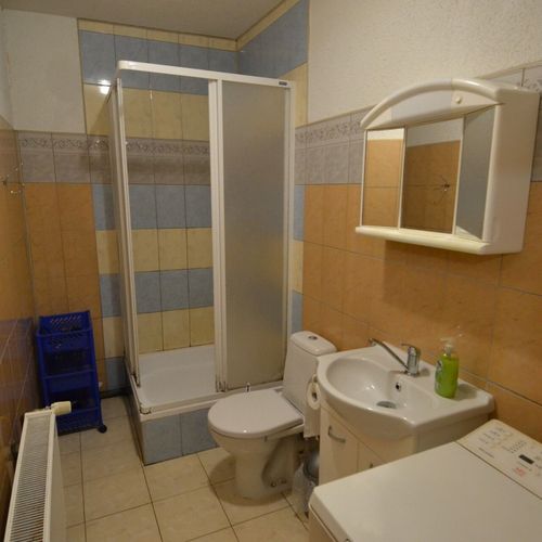 Apartament cu duș cu chicinetă proprie cu 2 camere pentru 5 pers.