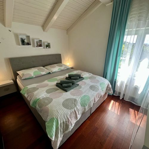 Apartament cu balcon cu vedere spre mare cu 3 camere pentru 5 pers.
