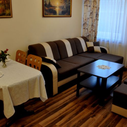 Apartament la parter cu baie cu 2 camere pentru 4 pers.