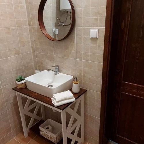 Cabană la parter lângă piscină pentru 3 pers. (se inchirieaza doar integral)