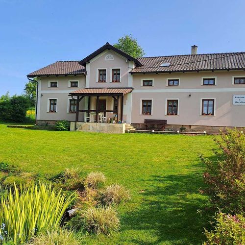 Pokoj se sprchou s privátní koupelnou mimo apartmán pro 15 os.