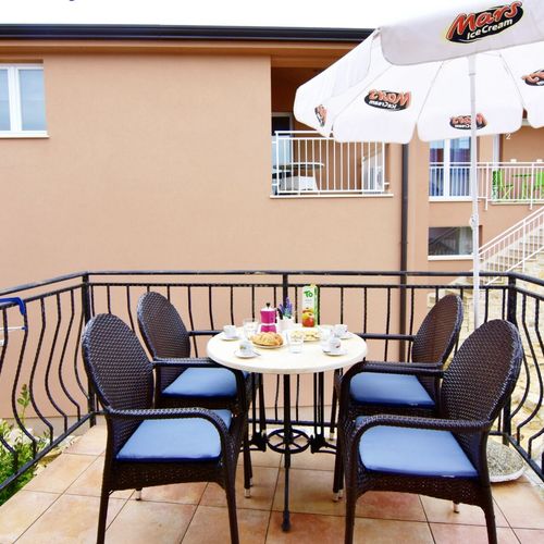 Apartament la etaj cu balcon cu 2 camere pentru 4 pers.