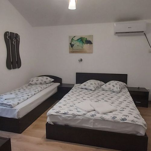 Cabană la parter cu baie pentru 2 pers. (se inchirieaza doar integral) (se poate solicita pat suplimentar)