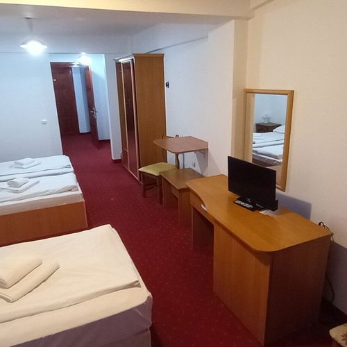 Camera tripla economy cu baie